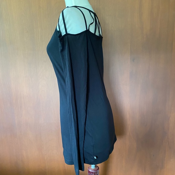 Fabletics black top with cross cross details - Picture 3 of 6